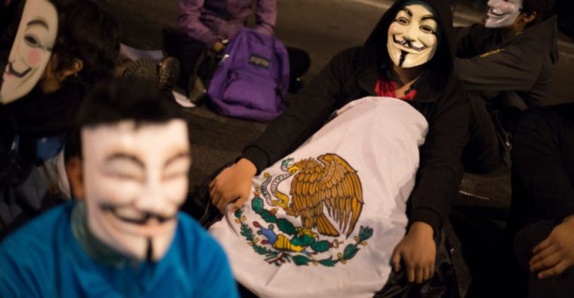 MÉXICO, D.F., 05NOVIEMBRE2013.- Personas convocados por la “Marcha del Millón de Máscaras” la que fue convocada alrededor del mundo el grupo de ciberactivistas conocidos como Anonymous, marcharon del Monumento a la Revolución y pretendían llegar al Zócalo capitalino, pero a la altura de el SAT en la avenida Hidalgo fueron encapsulado por alrededor de 500 granaderos. Los elementos de la policía capitalina impidieron el libre tránsito ha por lo menos 50 manifestantes durante una hora quienes marchaban de manera pacifica y en silencio. Al rededor del mundo participaron más de 400 localidades como parte de la manifestación coordinada. Cabe decir que en el encapsulamiento fueron retenidos también fotógrafos de medios de comunicación a quienes tambien se les impudio la salida. FOTO: ADOLFO VLADIMIR /CUARTOSCURO.COM